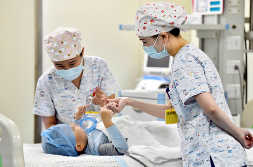 医卫工作者努力全方位全周期保障人民健康