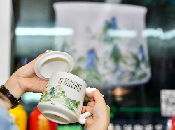 “中国白·德化瓷”展会亮相马来西亚掀起“陶瓷热”