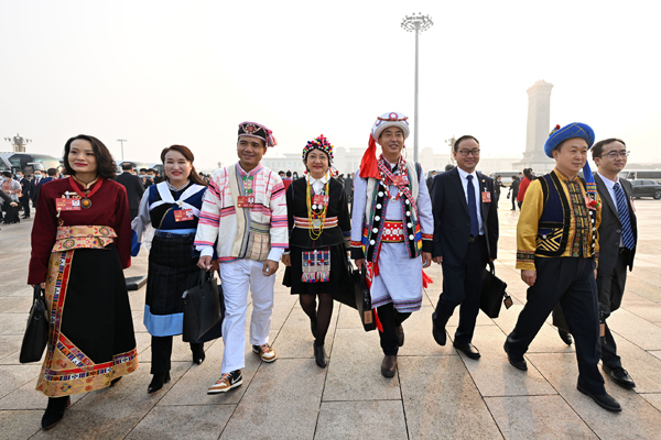 3月5日全国人大代表走向人民大会堂会场